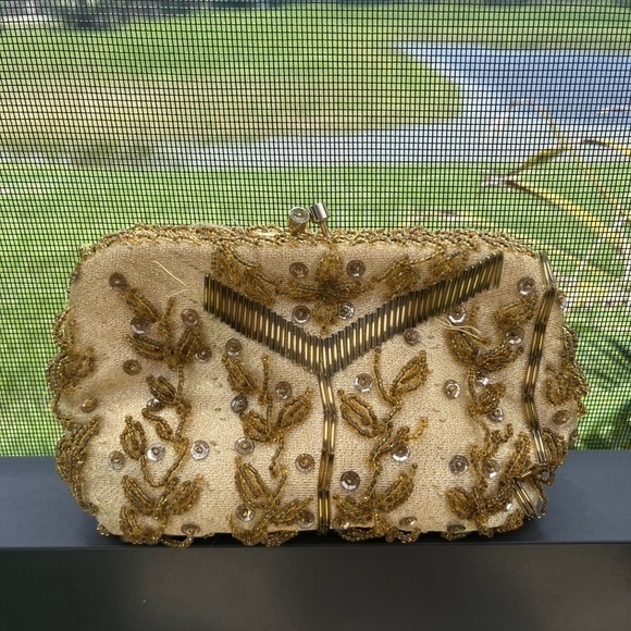 Handbags - Vintage Beige Beaded Chain Handle Top Clasp Small Clutch